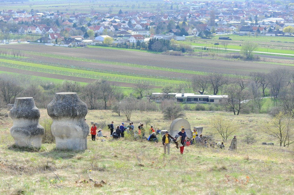 Auf dem Hügel von St. Margarethen mit Skulpturen von Milena Lah